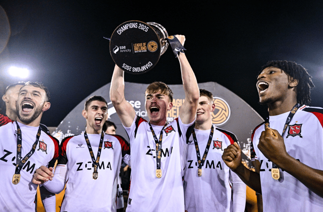 Dundalk striker Eoin Kenny lifts the First Division trophy. Photo by Ben McShane/Sportsfile
