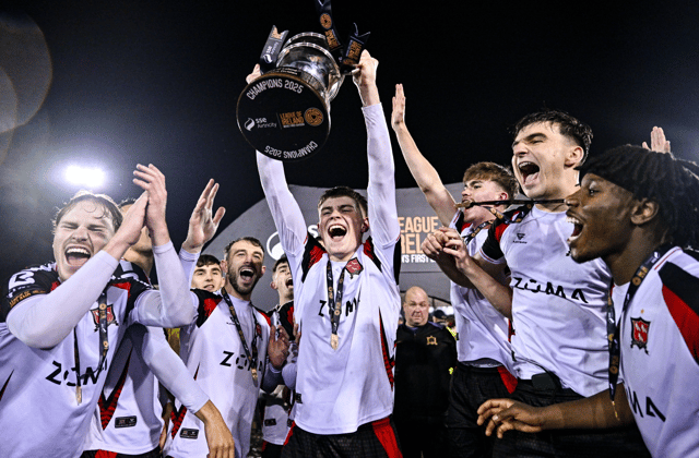 Dundalk defender Vinnie Leonard lifts the SSE Airtricity League First Division trophy. Photo by Ben McShane/Sportsfile