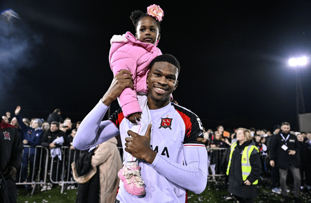 Mayowa Animasahun of Dundalk celebrates with his sister Joy after the SSE Airtricity Men's First Division match between Dundalk and Finn Harps at Oriel Park. Photo by Ben McShane/Sportsfile