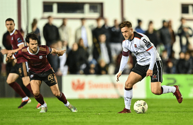 Jamie Gullan of Dundalk in action against Jimmy Keohane of Galway United. Photo by Piaras Ó Mídheach/Sportsfile