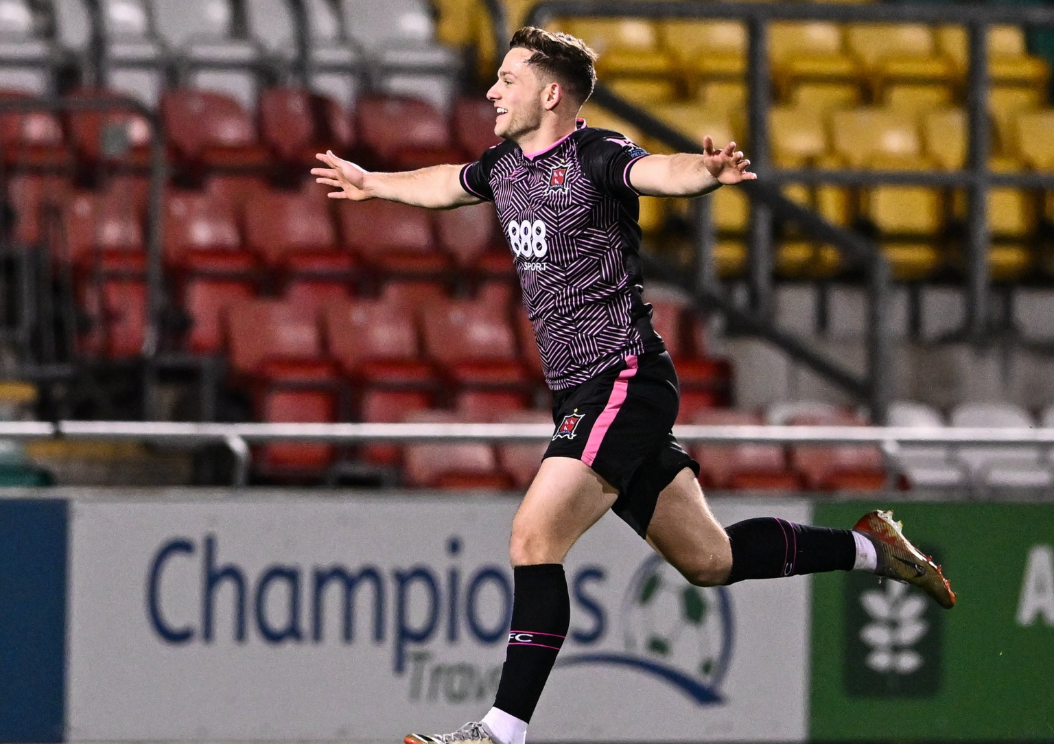 Dundalk FC striker Gullan shines on debut with sublime free-kick