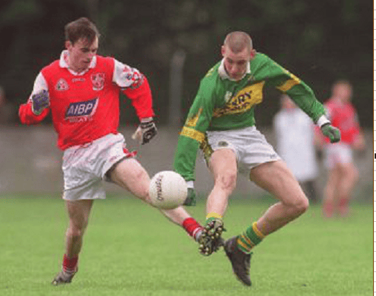 31 March 2002; Seán O'Sullivan of Kerry in action against John Neary of Louth. Photo by Aoife Rice/Sportsfile