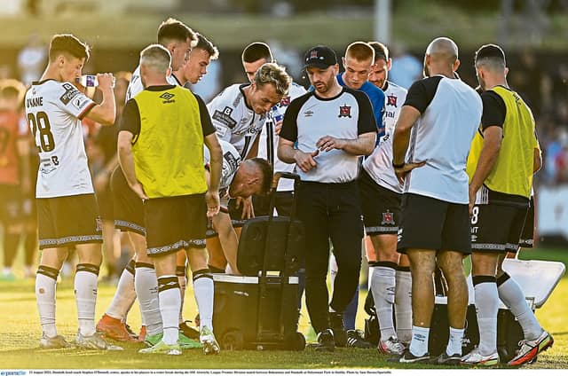 Dundalk head coach Stephen O'Donnell, speaks to his players Photo by Sam Barnes/Sportsfile