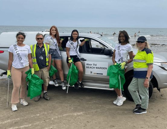 Miss Louth Maiya McGonagle, Miss Meath Aine Duff, Miss Navan Anna Clarke and and Miss Dublin West Britney Madondo, with beach wardens Des O'Hanlon and Mary Lou Murray