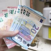 10 and 20 euro notes in front of a gas meter