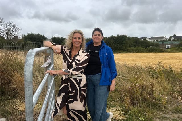 Senator Comyn and Newtown View residence association chair Mihaela Balan at the location of the proposed lane