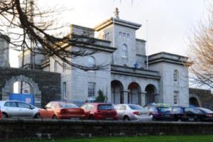 Gardaí investigate alleged criminal damage to vehicle in Dundalk