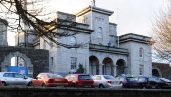 Garda&iacute; investigate criminal damage incident at Dundalk train station