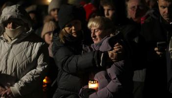 Hundreds gather for Ardee vigil honouring five victims of Louth crash