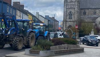 Hundreds gather at Market Square as fuel protest convoy goes through Dundalk