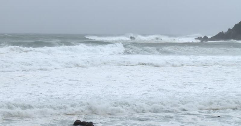 Two kite-surfers in difficulty in Blackrock
