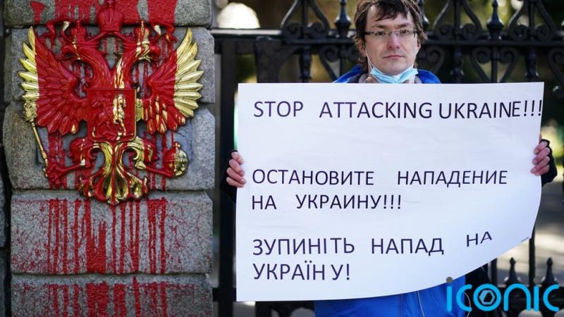 Ukrainians gather outside Dáil in anger at Russian invasion