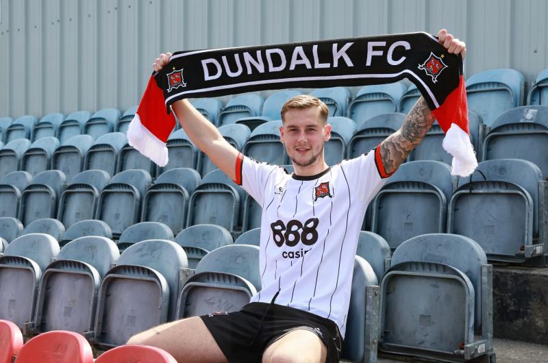 Scott McGill signs for Dundalk