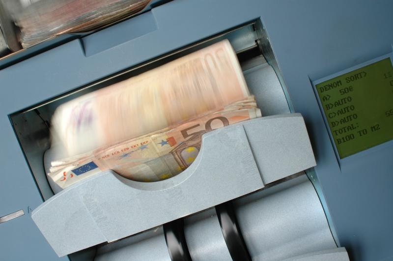 Man stole &euro;16,000 from woman after listening to her conversation in the bank
