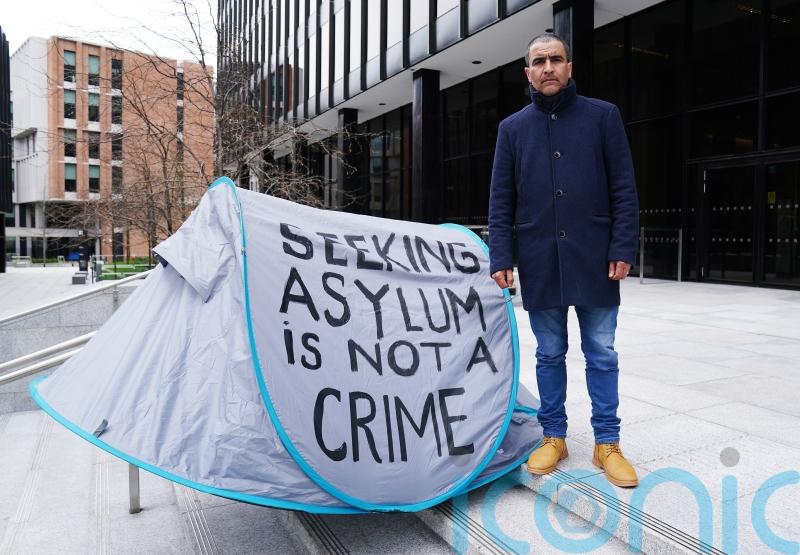 Activists deliver letter demanding accommodation for homeless asylum seekers